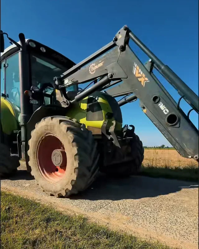 Traktor na drodze przy polu